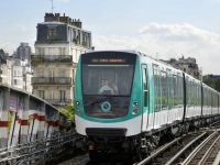 Ради чистоты воздуха парижские власти на два дня сделали бесплатным проезд в общественном транспорте