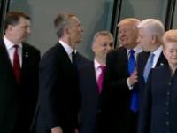 На саммите НАТО Трамп отодвинул в сторону премьер-министра Черногории (видео)