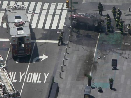 На Таймс-сквер в Нью-Йорке автомобиль врезался в толпу прохожих (фото, видео)