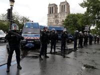 Возле собора Парижской Богоматери неизвестный с молотком и ножами напал на полицейского