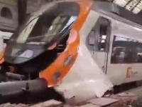 В Барселоне пассажирский поезд врезался в платформу на станции