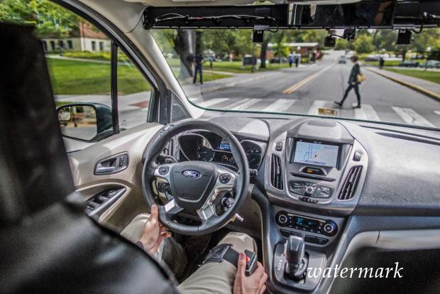 Форд провел эксперимент чтобы научить пешеходов общаться с беспилотными автомобилями