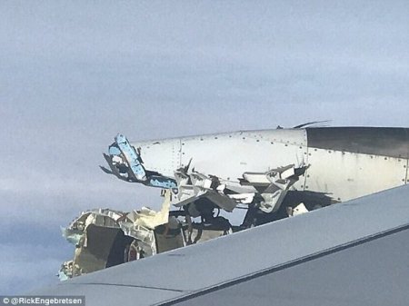 Двигатель самолета Air France, следовавшего из Парижа в Лос-Анджелес, взорвался в воздухе (фото)