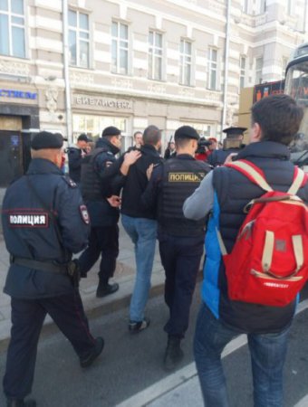 В центре Москвы полиция задержала оппозиционеров Удальцова и Лимонова (фото)