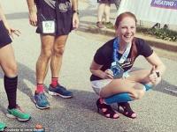 Американка попала в Книгу рекордов Гиннесса, пробежав марафон в туфлях на семисантиметровых каблуках (фото)