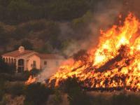 Пожары в Калифорнии: телеведущая Опра Уинфри, певица Кэти Перри, актеры Дрю Бэрримор и Джефф Бриджес получили распоряжение эвакуироваться из своих домов