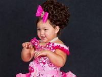 Одержимая конкурсами красоты британка ежемесячно тратит по 700 долларов на участие в них своей трехлетней дочки (фото)