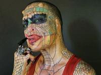 Трансгендерная женщина превратила себя в «леди-дракона» (фото)