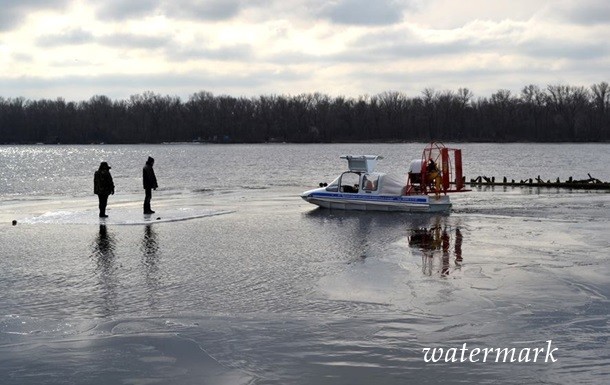 В Полтавской области 50 рыбаков унесло на дрейфующей льдине