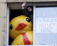 В РФ осудили активиста, который митинговал с резиновой уткой, не выходя из дома