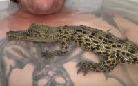 Австралиец принял ванну с живым крокодилом ради рейтинга видео
