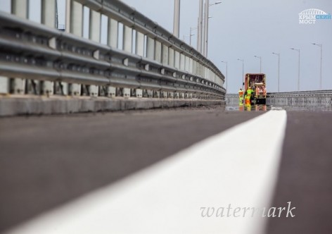 На автодорогу Крымского моста наносят разметку [фото, видео]