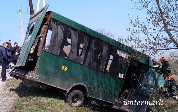 В Лисичанске маршрутка столкнулась с МАЗом: десять пострадавших
