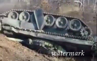 В РФ на "гражданской" дороге перевернулся танк