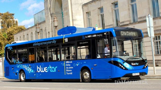 В Англии запустили автобус, очищающий воздух