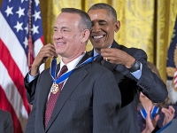 Том Хэнкс получил медаль Свободы из рук президента США