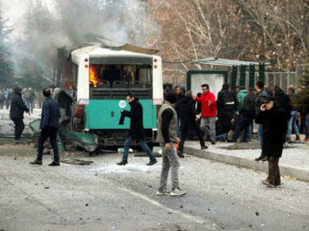 В Турции террористы взорвали автобус с военнослужащими