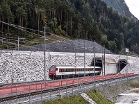 В Швейцарии по самому длинному в мире железнодорожному туннелю начали ходить поезда