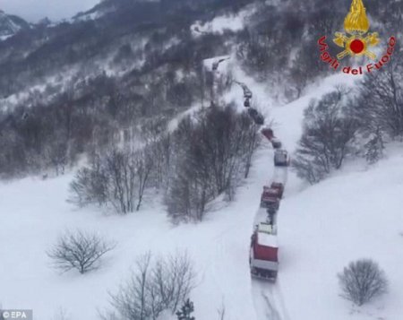 Итальянские спасатели заявили, что в отеле, накрытом снежной лавиной, пропали без вести 35 человек (фото)