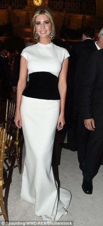 На званом ужине в честь спонсоров избирательной кампании мужа Мелания Трамп была в золотом платье (фото)