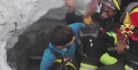 В накрытом лавиной итальянском отеле спасены 13 человек (фото, видео)