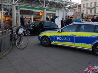 На западе Германии автомобиль въехал в группу людей на площади возле кафе