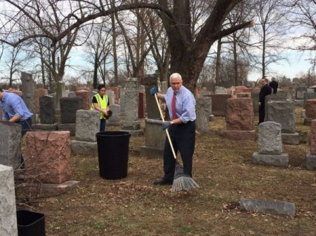Майк Пенс принял участие в восстановлении оскверненного еврейского кладбища в Миссури (фото, видео)