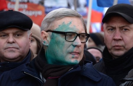 Московский марш: полиция изъяла у митингующих баннер с надписью "Путин — это война" 