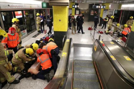 В Гонконге пассажир метро поджог коктейль Молотова в переполненном вагоне (фото)