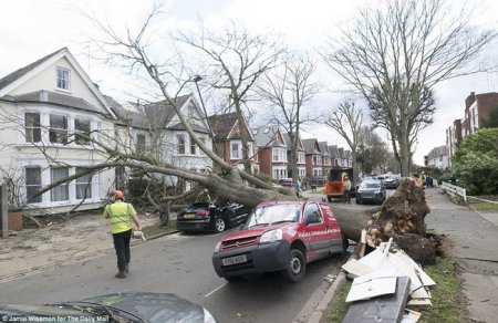 Жертвами шторма "Дорис" в Великобритании стали по меньшей мере два человека (видео)