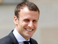 «Это французская традиция» - в кандидата в президенты Франции запустили яйцом (видео)