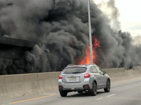В Атланте в вечерний час пик обрушился автомобильный мост (фото, видео)