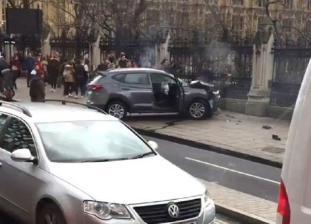 В результате двойного теракта в Лондоне убиты четыре человека, ранены не менее 20 (фото, видео)