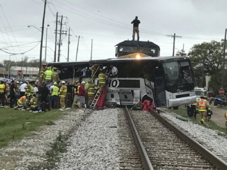 В штате Миссисипи товарный поезд врезался в автобус с туристами (фото)