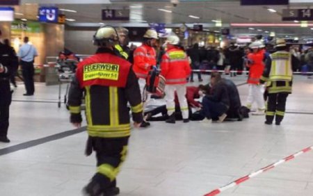 Вооруженный топором неизвестный напал на людей на центральном вокзале в Дюссельдорфе (фото)