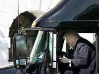 Трамп за рулем грузовика вызвал море насмешек в соцсетях (фото, видео)