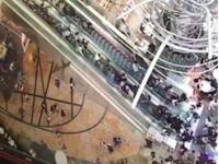В одном из торговых центров Гонконга "свихнувшийся" эскалатор травмировал 17 человек (видео)