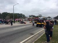 Во время праздничного шествия в штате Алабама автомобиль врезался в группу школьников