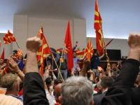Около 200 националистов в масках ворвались на заседание парламента Македонии