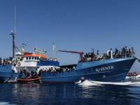Сотни беженцев терпят бедствие на борту немецкого судна в Средиземном море