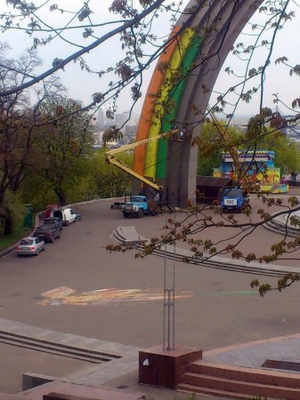 Арку Дружбы народов в Киеве начали превращать в радугу (ФОТО)
