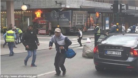 Новые обстоятельства нападения в Стокгольме - грузовику с террористом преградила дорогу машина с охранником за рулем (фото)