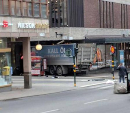 В центре Стокгольма грузовик въехал в толпу прохожих, а потом врезался в магазин (фото, видео)