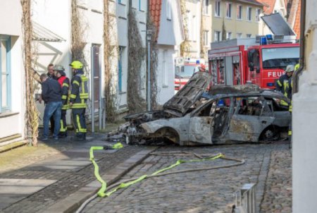 В Германии 47-летний мужчина въехал на машине в здание ратуши (фото)