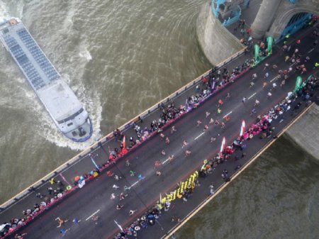 В Лондонском международном марафоне приняли участие около 50 тысяч человек (фото)