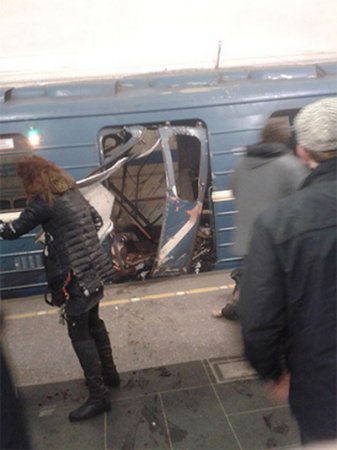 В метрополитене Санкт-Петербурга прогремели два взрыва (фото)