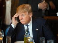 Дональд Трамп, нарушая правила безопасности, раздает свой личный номер мобильного телефона иностранцам