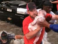 Появилось видео спасения детей из тонущего автомобиля во время наводнения в Техасе (фото, видео)