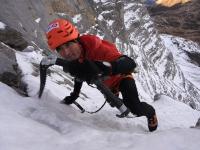 При попытке покорить Эверест погиб известный швейцарский альпинист