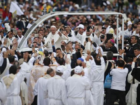 Франциск в присутствии полумиллиона верующих завершил канонизацию двух детей в Португалии (фото)
